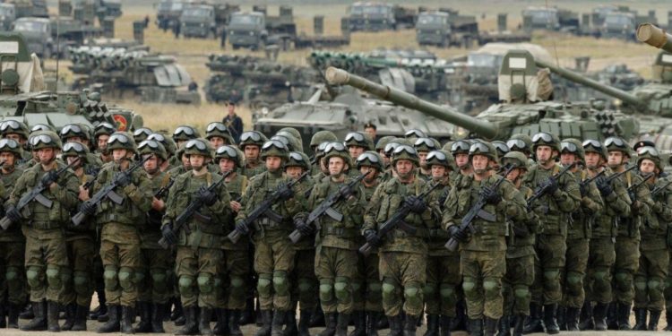 Навіщо Росії війська біля кордонів України?