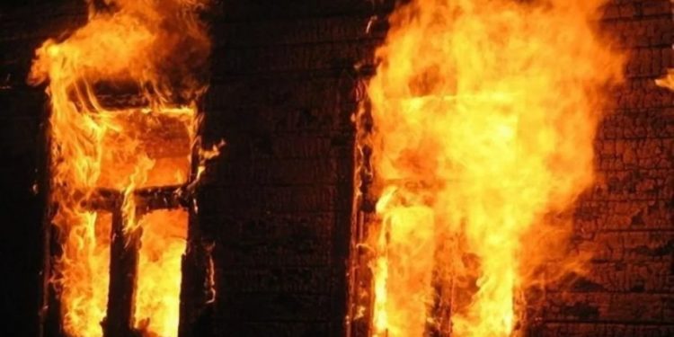 заживо згорів