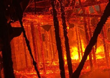 горить склад