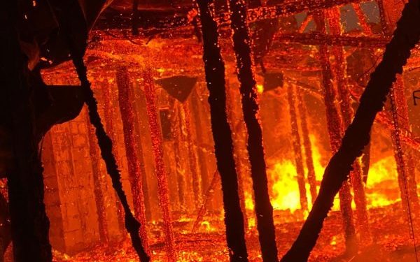 горить склад