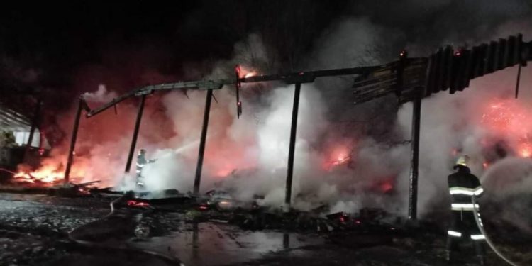 На Тернопіллі вогнеборці понад три години боролися з пожежею