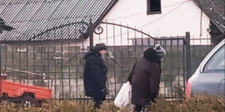 У Кременці засікли, як пенсіонерка вкрала водостічну решітку