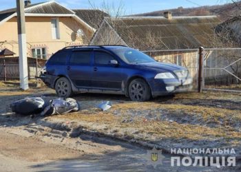 На Тернопільщині мопед врізався у припаркований автомобль