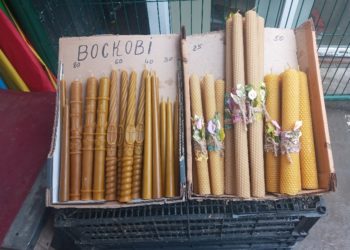На ринках Тернополя йде жвава торгівля стрітенськими свічками