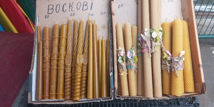 На ринках Тернополя йде жвава торгівля стрітенськими свічками