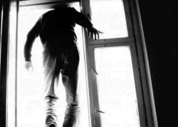 Підпер двері шафою і намагався вистрибнути з вікна – у Тернополі патрульні врятували самогубця