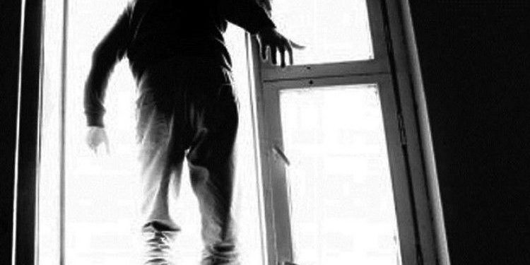 Підпер двері шафою і намагався вистрибнути з вікна – у Тернополі патрульні врятували самогубця