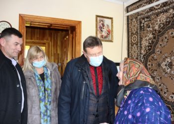 На Тернопільщині місцева влада привітала довгожительку з ювілеєм