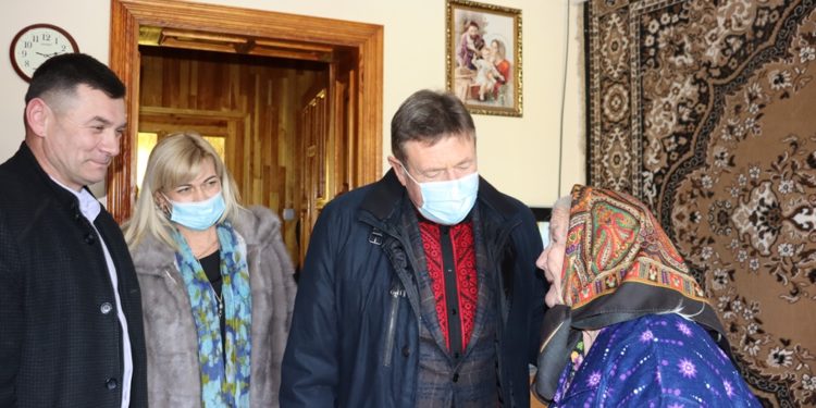 На Тернопільщині місцева влада привітала довгожительку з ювілеєм