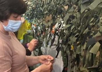 Тернополян закликають плести маскувальні сітки для військових