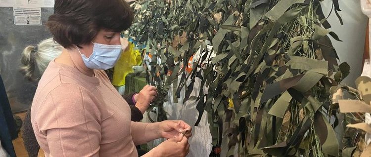 Тернополян закликають плести маскувальні сітки для військових
