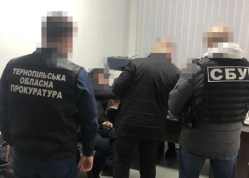 На Тернопільщині очільника одного із відділень поліції підозрюють у вимаганні в підлеглого хабаря