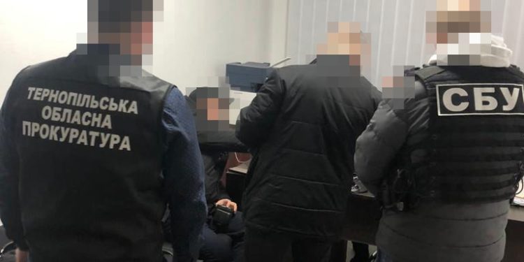 На Тернопільщині очільника одного із відділень поліції підозрюють у вимаганні в підлеглого хабаря