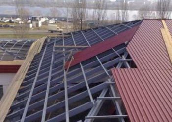 У Теребовлі двох жителів підозрюють у крадіжці металевого покриття з даху