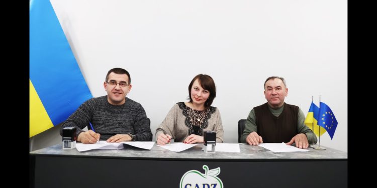 Голови ОТГ Тернопільщини підписали договір про співпрацю щодо закупівлі соку для навчальних закладів (ВІДЕО)