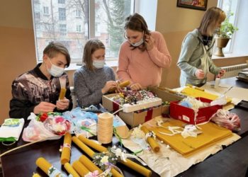 У Тернополі волонтери виготовляють свічки, які зігрівають серце