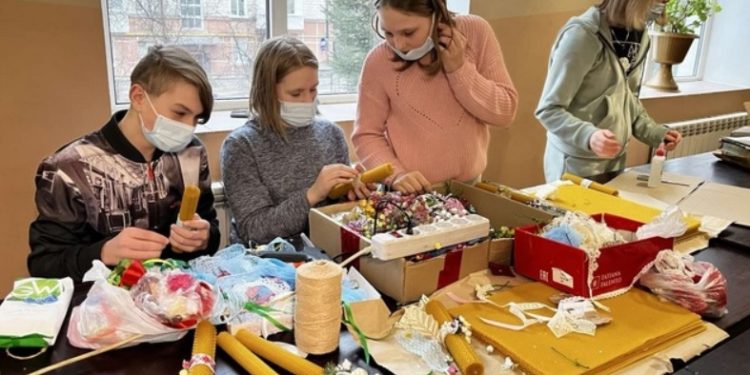 У Тернополі волонтери виготовляють свічки, які зігрівають серце