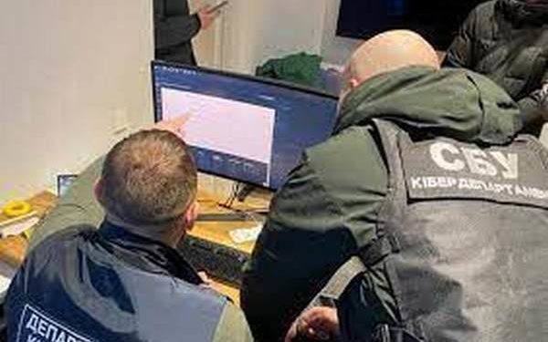 Російські хакери проти українських кіберів. Наші – кращі!