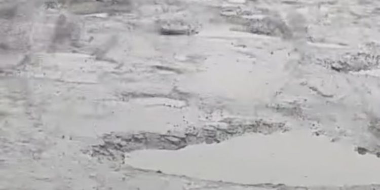 Місцева дорога на Тернопільщині перебуває у жахливому стані