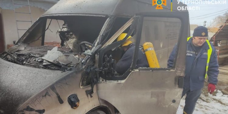 У Копичинцях на Тернопільщині загорівся автомобіль