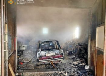 На Тернопільщині вогонь знищив легковий автомобіль. ФОТО