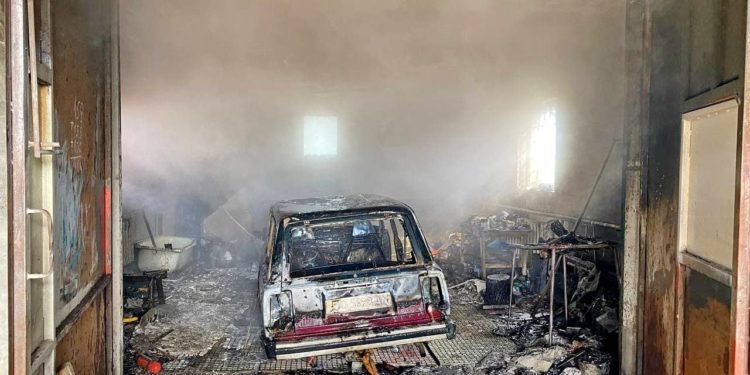 На Тернопільщині вогонь знищив легковий автомобіль. ФОТО