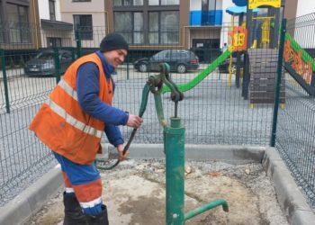 Комунальники перевіряють стан колонок-качалок в Тернополі