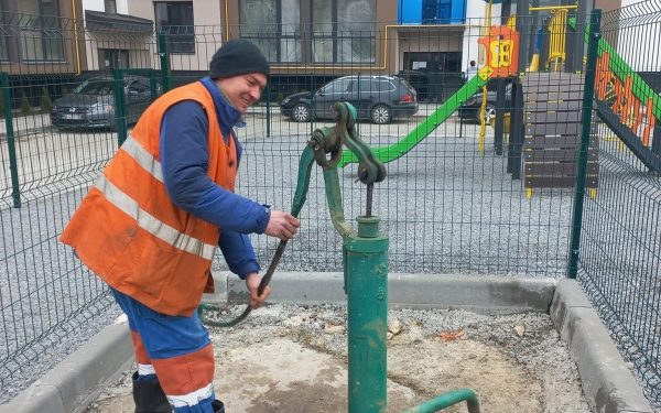 Комунальники перевіряють стан колонок-качалок в Тернополі