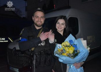 Життя триває: У Тернополі, за законами воєнного стану, одружився патрульний зі своєю обраницею