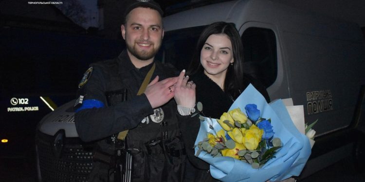 Життя триває: У Тернополі, за законами воєнного стану, одружився патрульний зі своєю обраницею