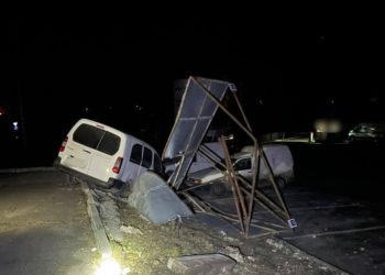 У Тернополі водій іномарки врізався в огорожу та білборд