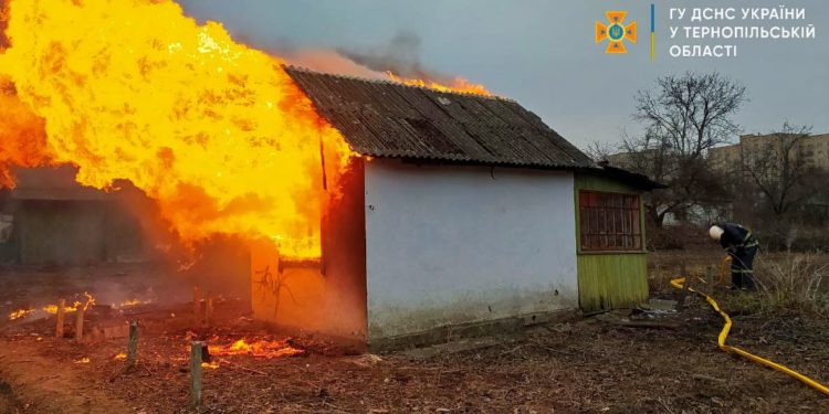 У Тернополі горів дачний будинок