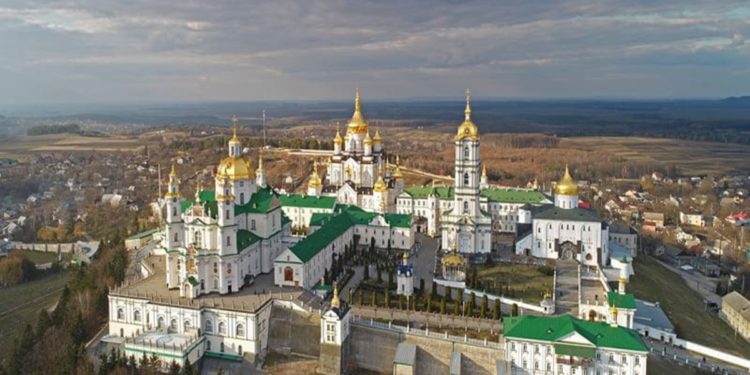 Жителі Тернопільщини обговорюють звернення монахів Почаївської Лаври