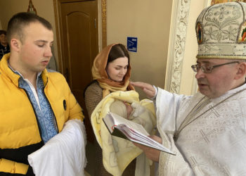 Життя триває: У Зарваниці на Тернопільщині охрестили малюка з Маріуполя