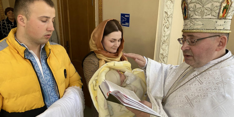 Життя триває: У Зарваниці на Тернопільщині охрестили малюка з Маріуполя