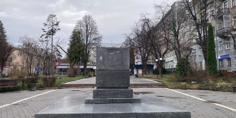 У Тернополі демонтували пам’ятник Пушкіну