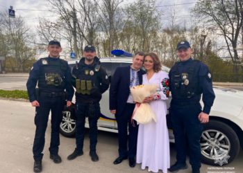 Життя триває: На рушничок щастя стали тернопільська патрульна Ірина та її обранець