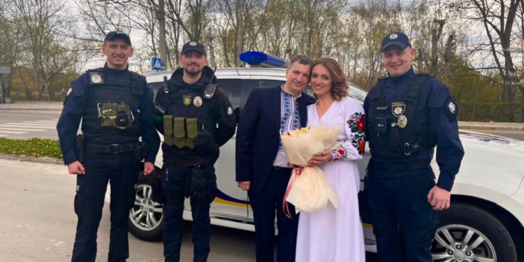 Життя триває: На рушничок щастя стали тернопільська патрульна Ірина та її обранець
