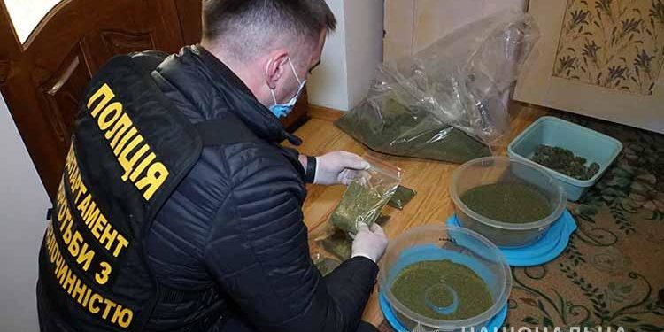 Наркотиків на мільйон гривень вилучили поліцейські в жителя Тернопільщини