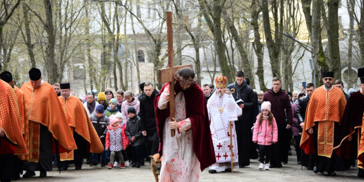 У Зарваниці відбулася театралізована Хресна дорога