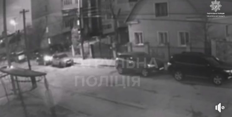 У Тернополя дівчина-водій пошкодила два авто та покинула місце ДТП