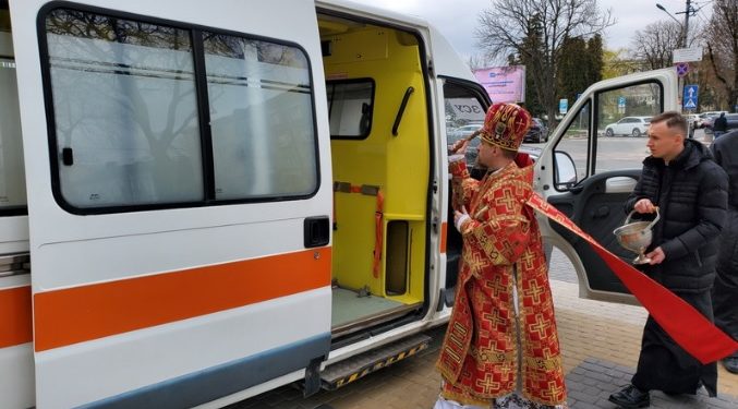 На Тернопільщині Церква передала військовим реанімобіль