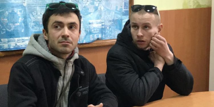 В Тернополі у військовий час молодики крадуть рибу зі ставу – їх захищає працівник поліції