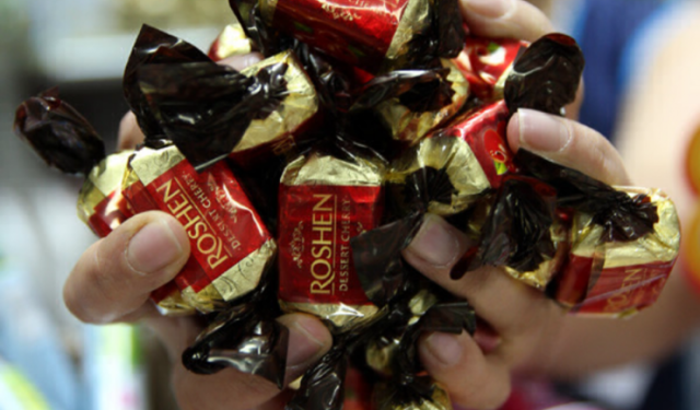 Війна війною, а вітрини російських магазинів продовжують рясніти карамельками від Roshen