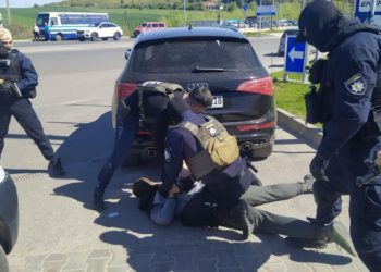 Псевдоблагодійників затримала поліція в Тернополі: вилучили 34000 доларів, майже 7000 євро, понад 2000 фунтів та більше 200000 грн