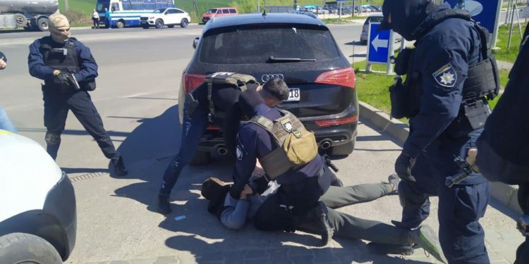 Псевдоблагодійників затримала поліція в Тернополі: вилучили 34000 доларів, майже 7000 євро, понад 2000 фунтів та більше 200000 грн