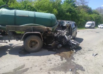 Біля Микулинець зіткнулися вантажівка і легківка: водія заблокувало в понівеченій машині