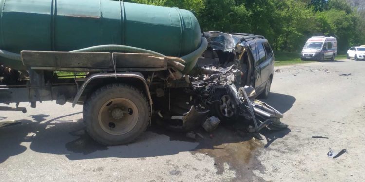Біля Микулинець зіткнулися вантажівка і легківка: водія заблокувало в понівеченій машині