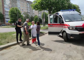 Чоловіка, який стікав кров`ю, у Тернополі врятували патрульні