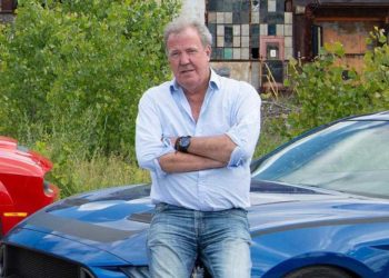 Ведучий Top Gear передав Україні пікапи для евакуації